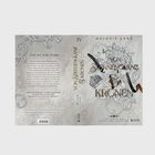 Es sind Texte auf Deutsch zu sehen. Verzierungen mit Krone und Schwert gestalten das Cover auf elegante Weise.