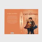 Buchtitel „The Cat-Sitting Disaster“. Ein Paar umarmt sich, die Frau hält einen Kater. Städtehintergrund mit herbstlichen Blättern.