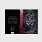 "Darkness of Silver", Emilia Laforge. Zwei gekreuzte Speere. Rote Rosenblätter schweben. Klappentext beschreibt Magie und Kampf.
