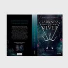 "Darkness of Silver" von Emilia Laforge, Cover zeigt silberne Schwerter, Rosen und den Text "In Finsternis getaucht, durch Magie gebunden, vom Herzen verraten".