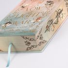 "A Vow of Light and War: Element Academy" steht auf einem Buch, verziert mit Blumenmustern und einem Schwert.