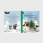 Links steht ein geschmückter Tannenbaum und ein fröhlicher Maulwurf. Rechts verpackt der Maulwurf ein Geschenk.