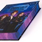 Titel: "Dracula & Töchter" von Emma Carroll. Illustration zeigt drei Frauen mit roten Haaren in Grüntönen auf lila Hintergrund.