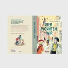 Titel: Hier wohnten wir. Links Text über Feline und Freunde, Vergangenheit entdecken. Vorderseite: Kinder in einer Stadt.