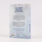 "Jede Drehung ein Wagnis, jeder Blick ein Verlangen." Rückseite eines Buches mit blauem Text auf weißem Hintergrund.