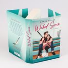 Text "Wicked Serve" und "Spiel mit dem Feuer". Illustration: Paar auf Treppe, Hockeyschläger und Volleyball.