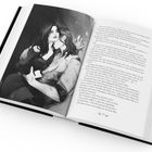 Seite 374. Eine Illustration zeigt zwei Personen. Eine Frau umarmt einen Mann, während sie sich nahe kommen.