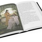 Seite 33. Linke Illustration zeigt zwei Personen in traditioneller Kleidung, eine in Gelb stehend, die andere in Weiß sitzend.