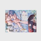 "Moon in the Void 2": Zwei Männer eng umschlungen, einer mit geschlossenen Augen, Blumen dekorativ im Hintergrund.