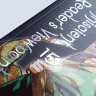 Umgekehrter Text: "Reader's Viewpoint 15". Illustration mit dekorativem grün-braunem Motiv und einer Hand.