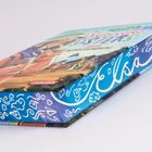 Buch, Titel: "Elsa: Eiskalte Schwestern", farbenfrohe Illustration mit Kindern und Wellenmuster.