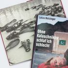 Buchcover von "Ohne Kalaschnikow schlaf ich schlecht" von Lukas Matzinger. Darunter schlafender Mann und Pakistan-Flagge.