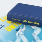 Buch mit blauem Einband, Titel: "Luft nach unten" von Tamara Stajner. Cover zeigt stilisierte Schwimmerin im Wasser.