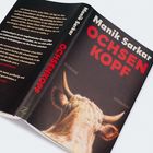 Buchcover mit Text: "Manik Sarkar OCHSENKOPF ROMAN". Abbildung eines Ochsenkopfs von hinten mit sichtbaren Hörnern.