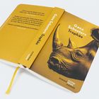 "Gaea Schoeters Trophäe" auf einem rhinozernen Cover. Zitate: „Zieht einem den Boden unter den Füßen weg“ und „Atemlos und sinnlich“.