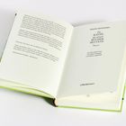 Zwei aufgeschlagene Buchseiten: Links Informationen zum Autor, rechts der Titel "Die Katze, die unsere Bücher rettete".