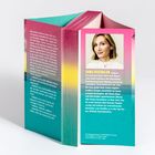 EMMA ROSENBLUM begann ihre Karriere beim New York Magazine. Links ein farbenfrohes Buch mit Text über reiche Mütter.
