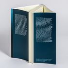 Zwei informative Texte beschreiben den Autor Sylvain Tesson und seine Werke auf der Rückseite eines aufgeschlagenen Buches.