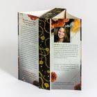 Text: „Was bleibt von dir übrig, wenn dein ganzes Leben eine Lüge ist?“ 
Darunter ein Foto einer Frau lächelnd; Rand mit Rosen.