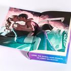 Text: "LIEBE, DIE EINEM NUR EINMAL IM LEBEN BEGEGNET." Eine Illustration eines Paares beim Küssen vor einem Auto.