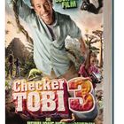 „Checker Tobi 3: Die heimliche Herrscherin der Erde“. Abenteuerkulisse mit fröhlichem Mann, Kind, Lemur und Pyramide.