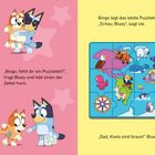 Links: Bluey umarmt Bingo, fragt nach fehlendem Puzzleteil. Bingo findet es auf ihrem Hintern. Rechts: Weltkarte, Tiere.