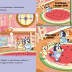 Texte: „Während Dad...“, „GRR. KOMM SCHON!“, „ACHTUNG, FERTIG, LOS!“, „HI-HI!“, „ICH LIEGE VORNE!“ 

Zwei Hunde dekorieren ein Zimmer und laufen auf einem Teppich.