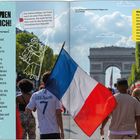 „Willkommen in Frankreich!“ steht auf einer Seite, auf der eine Menschenmenge dem Arc de Triomphe entgegenflaniert.