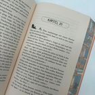 Kapitel 20. Illustration einer Katze. Text über Élise und eine Pizza. Seitenzahl 197. Dekorative Buchkante mit Büchern.