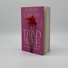 „SARAH LANGAN, TRAD WIFE, SIE HAT NUR AUF DICH GEWARTET, ROMAN, TOR“ auf rosa Hintergrund mit roter Blume.
