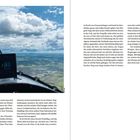 „Direkt vor meiner Nase ist der ‚Schnapskompass‘ montiert, damit ich jederzeit auf Navigation mit Karte – Kompass – Stoppuhr zurückgreifen kann.“

Das Bild zeigt die Sicht aus einem Cockpit mit Blick auf eine weite Landschaft unter einem bewölkten Himmel. 