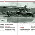 Text: "Der Zweite Weltkrieg", "Die Nachkriegsära", "Leichter Panzer 51 in voller Fahrt".

Ein Panzer fährt durch schlammiges Gelände vor einer bergigen Landschaft.