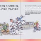 1. OBEN BUCKELN, UNTEN TRETEN.

Ein Mann stürzt über den Lenker eines Fahrrads, nahe einem Marktstand mit Obst und Gemüse.