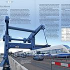 "USEDOMER BÄDERBAHN" steht oben. Unten überquert ein moderner Zug eine große blaue Klappbrücke mit Autos daneben.