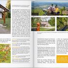 Texte: "Auersbergkönig", "www.auersbergkoenig.de", "Hin & weg", "Beste Zeit", "Dauer & Strecke", "Ausrüstung", "FAKT: NACH JEDER ABFAHRT GEHT ES AUCH WIEDER HOCH – IN DER MOUNTAINBIKE-VARIANTE DER STONEMAN MIRIQUIDI OFT AUF EINEM SEHR KURZEN WEG."

Beschreibung: Ein offenes Holzgebäude markiert das Ziel, umgeben von Natur. Wanderer mit Fahrrädern rasten und genießen die Aussicht. Karten und Routeninfos ergänzen das Layout.