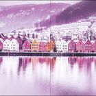 Kapitel 1. Bunte Häuserzeile spiegelt sich im Wasser, Berge im Hintergrund, umgeben von einem sanften lila Lichtschein.