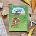 „Abenteuer Schule: Lustiger Rätselspaß für jeden Tag“. Ein Fuchs mit Brille, ein Schulbuch haltend. Umgeben von Schulutensilien.