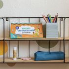 "ROUTINE- UND TAGESPLANER für Schulkinder." Ein Regal mit einem Planer, Stiften, Klebestift, Schere und Etui.