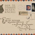 Text: "Der 35. jährliche Hexenkongress. An: Eldri, den Älteren Krabbenklause in den fernen, fernen Sümpfen Zephyr-Küste." 

Illustration mit Raben und ein Topf-Logo.