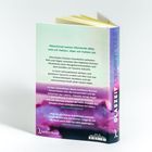 Auf der Rückseite eines Buches steht: "Manchmal waren Momente alles, was wir hatten. Aber wir hatten sie." Darunter eine Beschreibung einer Mutter-Tochter-Geschichte. Rechts steht: "GLASZEIT LEH-WEI LIAO". Der Hintergrund ist pastellfarben.