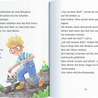 Seite aus einem Buch: Text über Kinder, die Fußball spielen. Illustration eines Kindes mit lockigem Haar in Gartenumgebung.