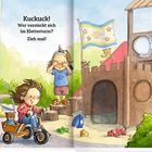 „Kuckuck! Wer versteckt sich im Kletterturm? Zieh mal!“ Kinder spielen auf einem Spielplatz mit einem Kletterturm.