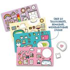 Über 60 teilcolorierte, bemalbare, wiederablösbare Sticker; in bunten, verspielten Designs mit Regenbögen und Sternen.