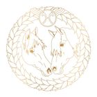 Zwei Pferdeköpfe innerhalb eines kreisförmigen Blätterkranzes mit stilisiertem Symbol darüber.