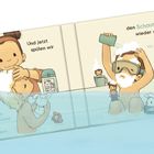 Eine Illustration zeigt ein Kind beim Baden. Text: "Und jetzt spülen wir den Schaum wieder weg! Wo ist Hasi?".