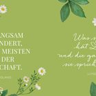 Grüne Hintergrundfarbe, links: "Wer langsam schlendert, sieht am meisten von der Landschaft." Rechts: "Was spricht, hat Leben - und die ganze Natur, sie spricht zu uns. Luise Baer." Blätter und Gänseblümchen dekorieren.