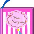„Von Herzen“ steht in einer rosa Wolke über pink-weißen Streifen. Ein Hund mit Partyhut ist unten abgebildet.