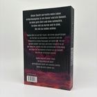 Text auf der Rückseite eines Buches beschreibt Sophies Flucht vor ihrem Ex-Partner und eine verstörende Entdeckung.