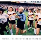 Text: "MÄRZ", "kicker". 

Frauen in Fußballtrikots, eine mit Pokal, laufen jubelnd auf einem grünen Fußballfeld.  
