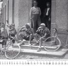 Tour de France 1921, Henri Colle und Charles Parel ruhen vor Gasthaus. Zwei Männer trinken, Fahrräder anlehnen.